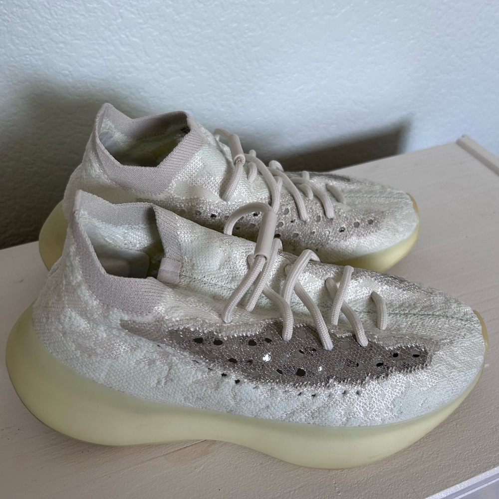Yeezy Cream Athletic Shoes with Boost Cushioning